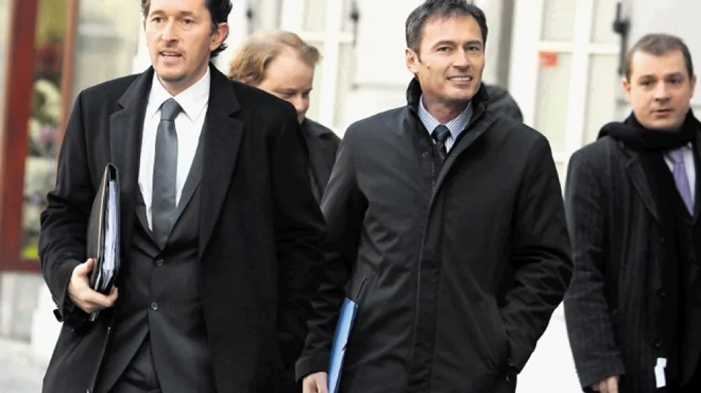 Janko Jenko je razkril, da je Mačkov prijatelj in da ga je on povezoval s kupci. Z njimi naj bi bil povezan prek hčerke, starlete Anje Jenko, sicer partnerice roparja banke v Cerkljah Maria Pejčića. Na fotografiji Janko Jenko v času, ko je vodil volilni &scaron;tab Virantove Državljanske liste.