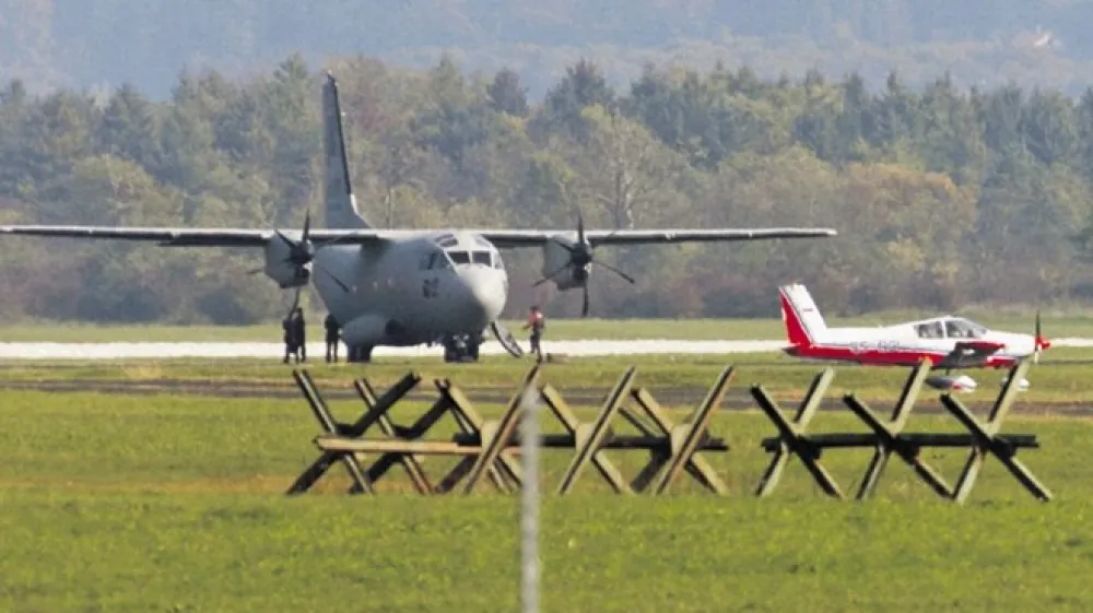 Med transportnimi letali, ki jih ponujajo v nakup Slovenski vojski, je tudi C-27J &scaron;panskega proizvajalca Leonardo. A do odločitve o nakupu je &scaron;e daleč, saj se &scaron;e niso odločili niti o tem, kako bi se lotili izbire najprimernej&scaron;ega letala.