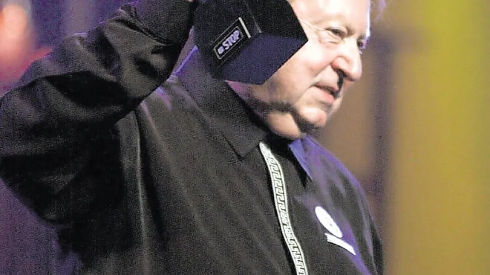 Režiser Bo&scaron;tjan Hladnik leta 2001, ko so mu podelili viktorja. Foto: Luka Cjuha