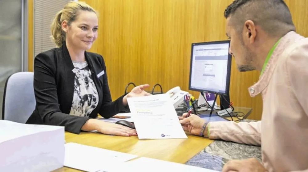 Ajda Cuderman, državna sekretarka v kabinetu predsednika vlade, je danes napovedala, da bodo podalj&scaron;ali moratorij na posojila. Fotografija je simbolična.