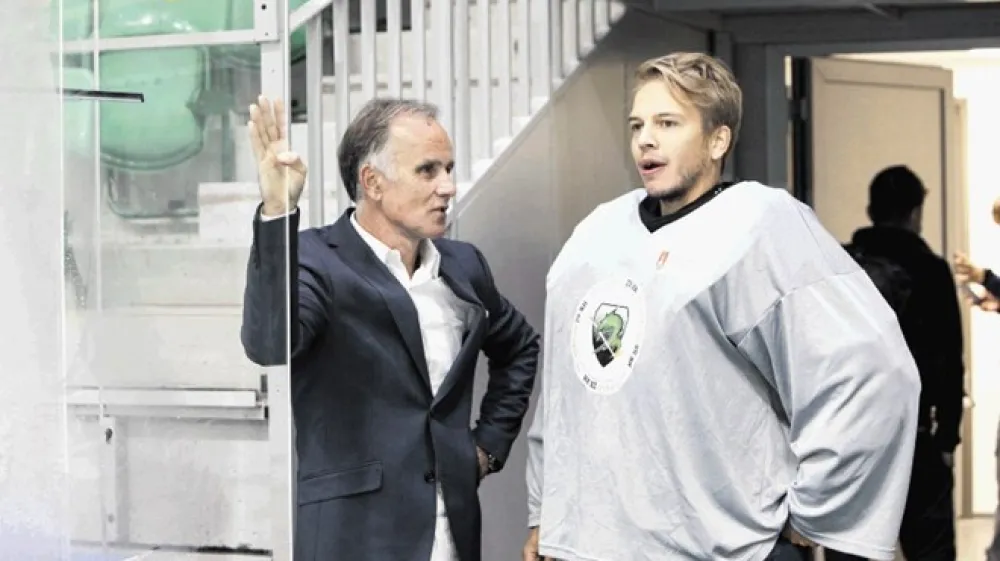 &Scaron;portni direktor hokejistov Olimpije Jože Kovač (levo) je  zadovoljen z učinkom mladega finskega vratarja Paava H&ouml;ls&auml;ja.