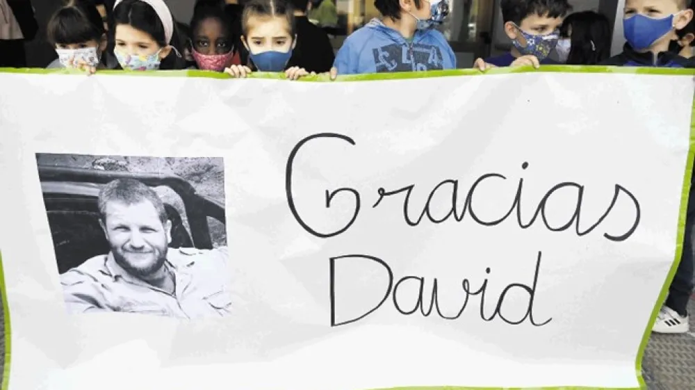 V Artajoni, manj&scaron;em mestu na severu &Scaron;panije, kjer se je  rodil David Beriain, so se tamkaj&scaron;nji &scaron;olarji od njega poslovili z minuto molka in s plakatom: Hvala, David.