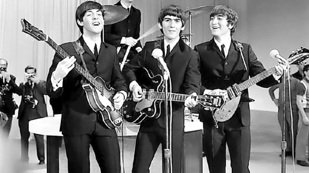 Delitev občinstva na eno ali drugo zasedbo za generacijo babyboomerjev od sredine &scaron;estdesetih let naprej &scaron;e danes predstavlja alternativni politični dvostrankarski sistem, pri čemer The Beatles poosebljajo uglajenost in čistost, The Rolling Stones pa nasprotje tega.