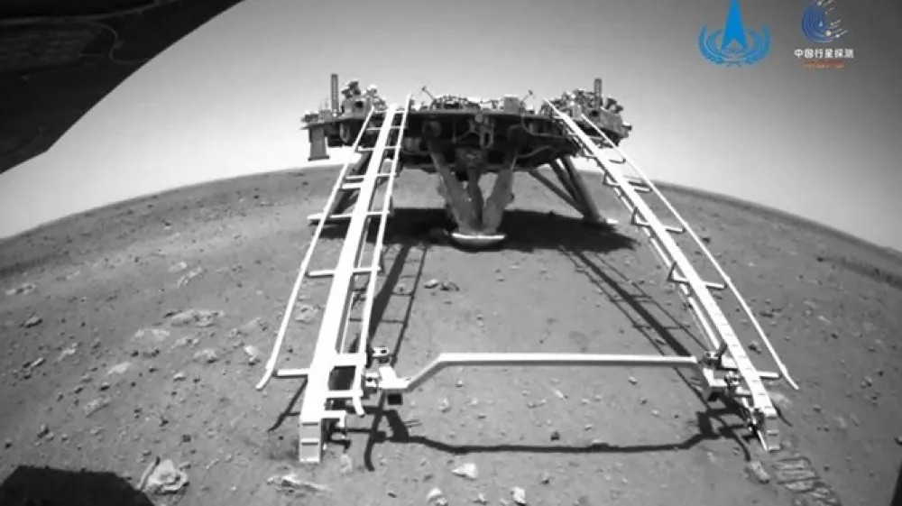 Med drugim bo rover fotografiral in zbiral vzorce kamnin.