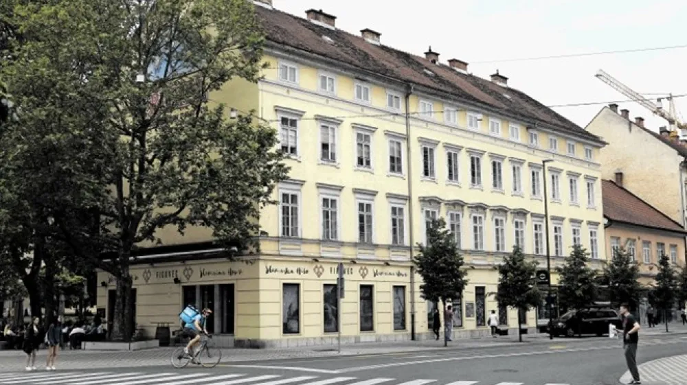 Hi&scaron;a, kjer je gostilna Figovec, se je pred vojno imenovala Knezova hi&scaron;a, po takratnih lastnikih.