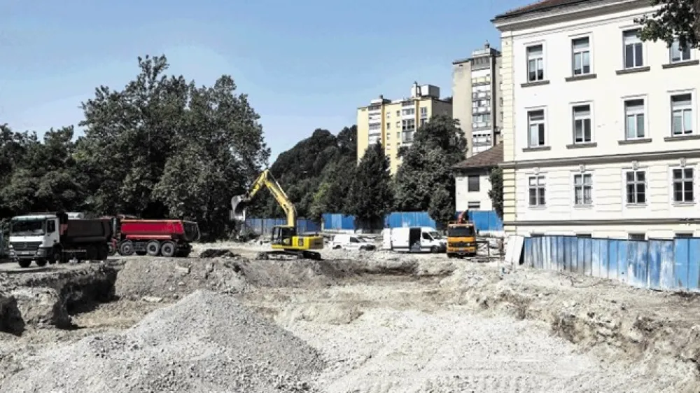 Južni del Srednje ekonomske &scaron;ole Ljubljana, ki je najbližje svežemu gradbi&scaron;ču črnogorske družbe Čelebić, je očitno zaradi gradnje utrpel tako obsežne po&scaron;kodbe, da ni več varen za uporabo.