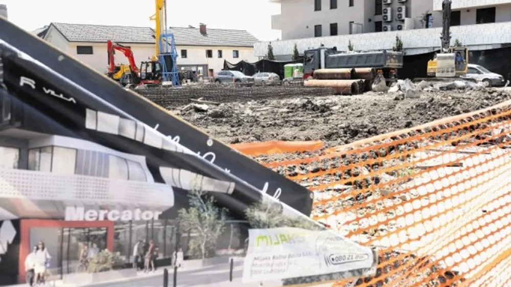 Gradnja vila bloka na zemlji&scaron;ču nekdanje Mercatorjeve trgovine v Rožni dolini je v polnem teku.