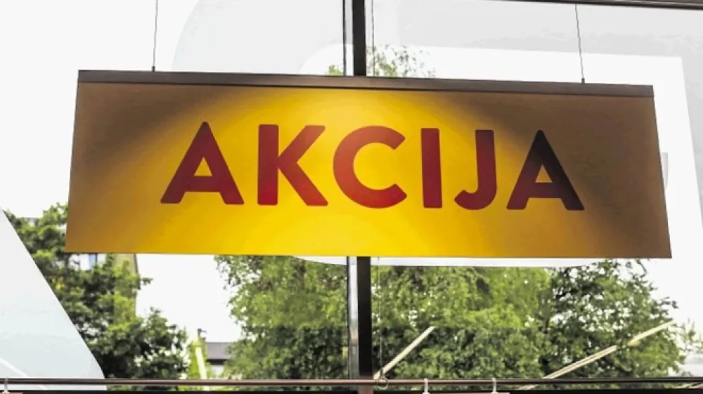 Živilska podjetja so v preteklosti bentila tudi nad akcijskimi prodajami, saj so si trgovci tik pred koncem akcije po akcijski ceni priskrbeli zajetnej&scaron;e zaloge živil in jih nato kupcem prodajali po običajni ceni. Tovrstna praksa je bila z zakonom prepovedana že z začetkom leta 2019.