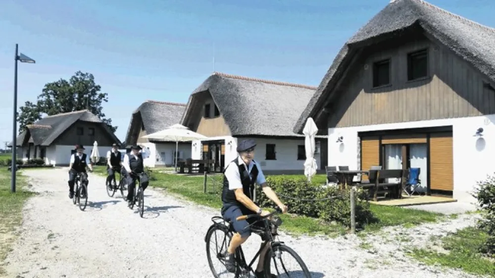 Čarobnost Panonske vasi popestri obisk članov dru&scaron;tva  starodobnikov in ljubiteljev starih koles Dimek iz  Beltincev.