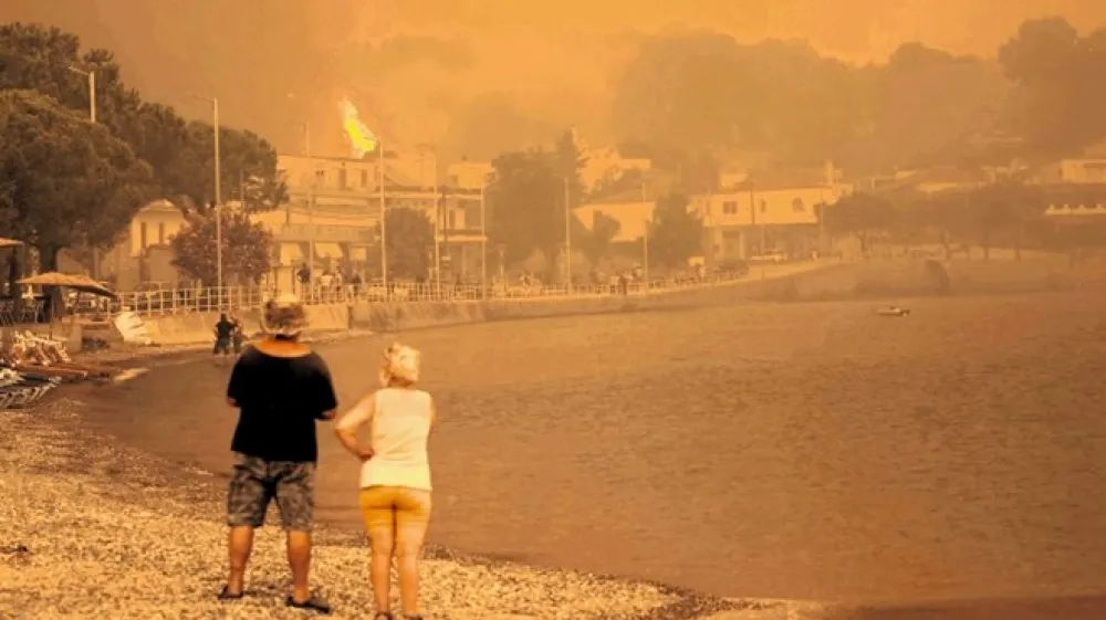 Podnebne spremembe oziroma vse vi&scaron;je povprečne temperature so tudi temeljni vzrok za čedalje pogostej&scaron;e in huj&scaron;e požare, kakr&scaron;en je te dni zajel drugi največji gr&scaron;ki otok Evio v Egejskem morju. Na fotografiji je plaža v mestecu Pefki kakih 200 kilometrov severovzhodno od Aten, kjer sta dim in pepel povsem prekrila nebo, tako da se sonce niti ne prebije več skozi. S turistično sezono je za letos konec, izseliti pa se bodo morali tudi domačini.