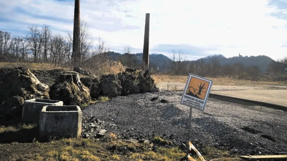 Spor zaradi sanacije onesnažene zemljine na območju stare cinkarne je celjsko občino in Cinkarno privedel pred sodi&scaron;če.