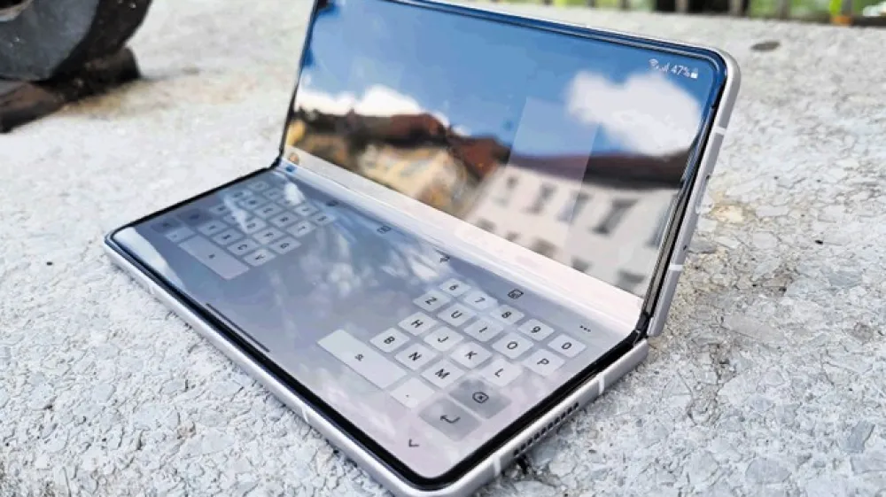 Galaxy z fold3 5G lahko uporabljamo kot mobilnik, tablico in, kot je razvidno na fotografiji, tudi kot miniaturni prenosnik.