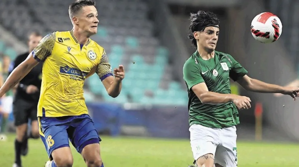 Koper (levo je Matej Palčič) že mesec dni vodi v slovenski ligi, Olimpija pa se počasi prebija proti vrhu. Almedin Ziljkić (desno) je eden  najbolj&scaron;ih tujih nogometa&scaron;ev leto&scaron;nje sezone na slovenskih zelenicah.