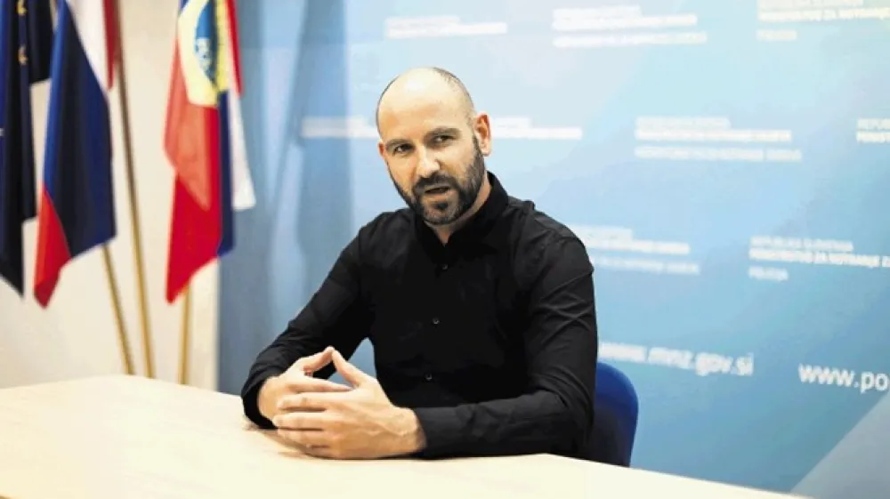 Kot kriminalist je Robert Tekavec osumljencu zasegel priročnik s podrobnimi opisi tega, kako pristopiti do otroka, kako ga zlorabiti, kako ostati anonimen.