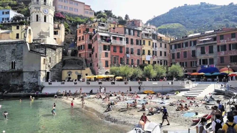 Vernazzo je manj&scaron;a ribi&scaron;ka vas, kjer se hi&scaron;e strmo vzpenjajo po pobočju in kjer na terasah uspevajo limone.