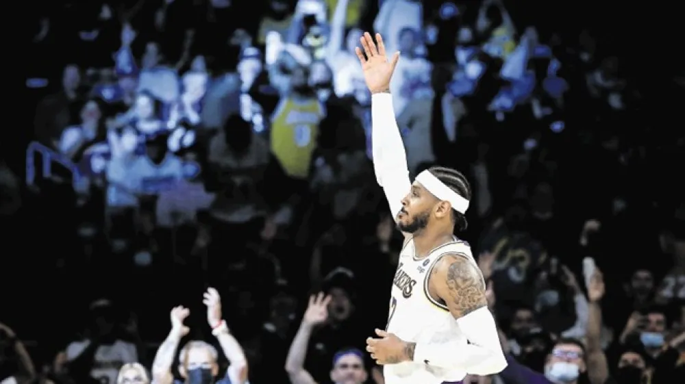 Carmelo Anthony je s 27.423 doseženimi točkami na večni lestvici lige NBA prehitel Mosesa Malona na devetem mestu.