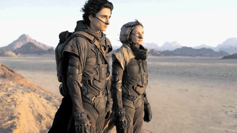 Proračun filma Dune zna&scaron;a 165 milijonov dolarjev. Gre za prvi del od dveh. Nadaljevanje &scaron;e ni napovedano. Na fotografiji Timoth&eacute;e Chalamet in Rebecca Ferguson.