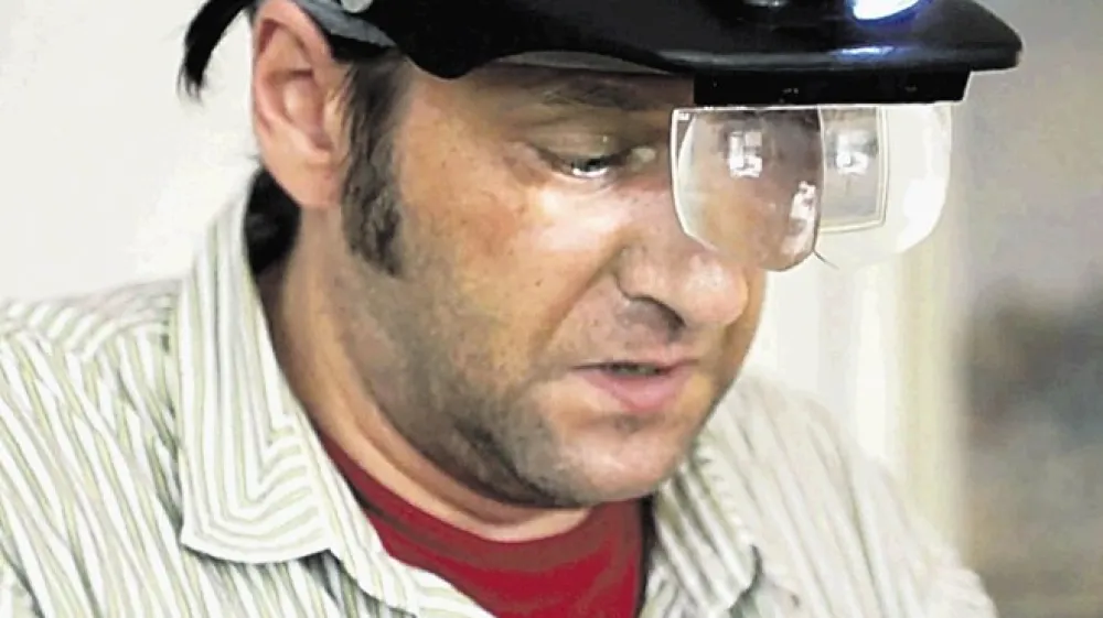 Na dan očistim do  &scaron;tiri glave. Ko rečem  glava, mislim na osebo z dolgimi lasmi, zato je &scaron;tevilo odvisno tudi od tega. Pri tem  zaslužim od 10 do 150 evrov za dolge in goste lase.