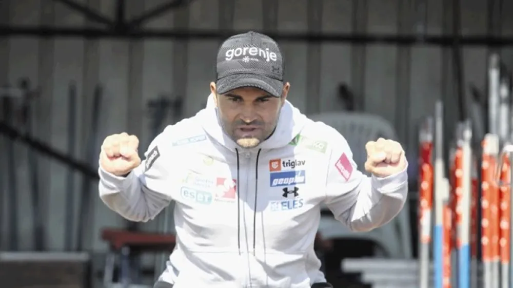 Robert Hrgota: Pri opremi, vsaj kar se skakalnih dresov tiče, se določene  stvari ves čas spreminjajo. Ni nič takega, da bi premikali gore, se pa naberejo malenkosti. Če sproti ne sledi&scaron; trendom in ne testira&scaron; oziroma se ne prilagaja&scaron;, se lahko hitro znajde&scaron; zadaj.