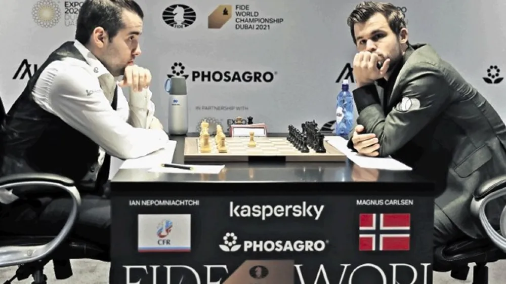 Ruski izzivalec Jan Nepomnja&scaron;čij (levo) in prvi &scaron;ahist sveta, norve&scaron;ki zvezdnik Magnus Carlsen, sta se v uvodni partiji dvoboja za svetovnega prvaka raz&scaron;la z remijem.