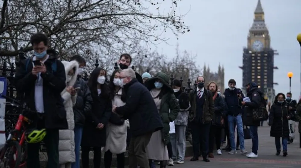 Britanska vlada je ob valu zelo nalezljive različice omikron sprožila kampanjo poživitvenega cepljenja s ciljem, da do konca decembra tretji odmerek prejmejo vsi odrasli.