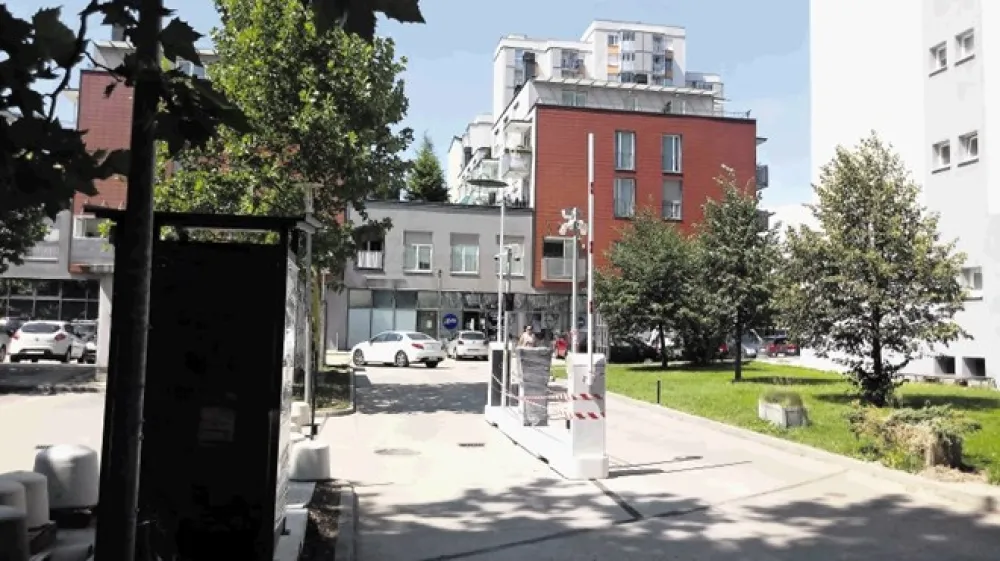 Zapornice na parkiri&scaron;ču na Trgu komandanta Staneta  niso dolgo delovale. Po odločitvi sodi&scaron;ča so jih etažni lastniki bloka Trg komandanta Staneta 8&ndash;15 dali odstraniti.