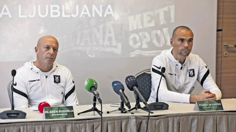 &Scaron;portni Mladen Rudonja (levo) in tehnični direktor nogometne Olimpije Marin Skender se veselita sodelovanja pri gradnji mo&scaron;tva, ki bo v spomladanskem delu po njunih besedah napadlo naslov državnega prvaka.