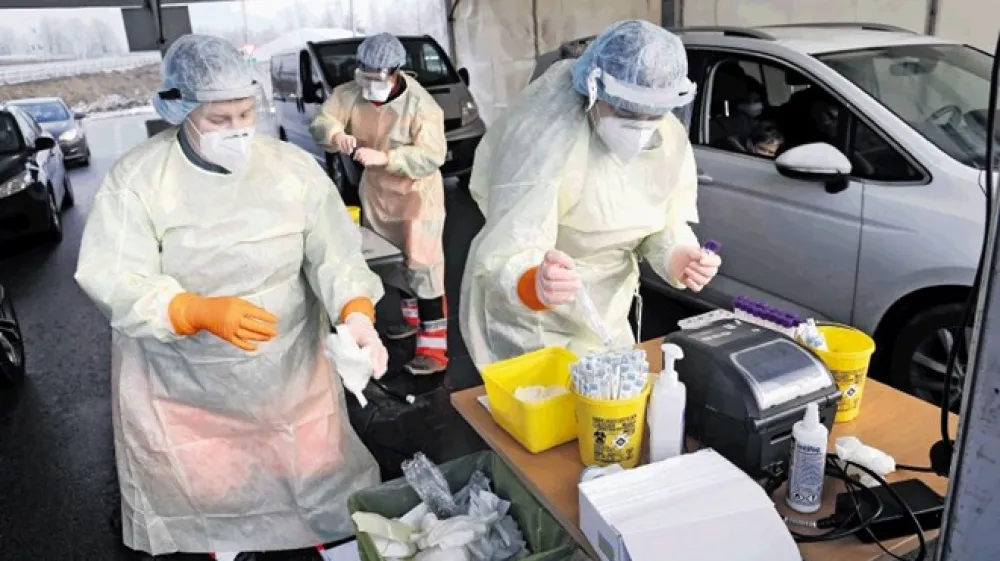 Pot do PCR-testa bo poslej bolj zavita. A na NIJZ pričakujejo, da se bo pritisk na laboratorije prav zaradi selekcioniranja oseb z znaki prehlada oziroma covida zmanj&scaron;al. Na fotografiji: testiranje v Stanežičah na obrobju Ljubljane.