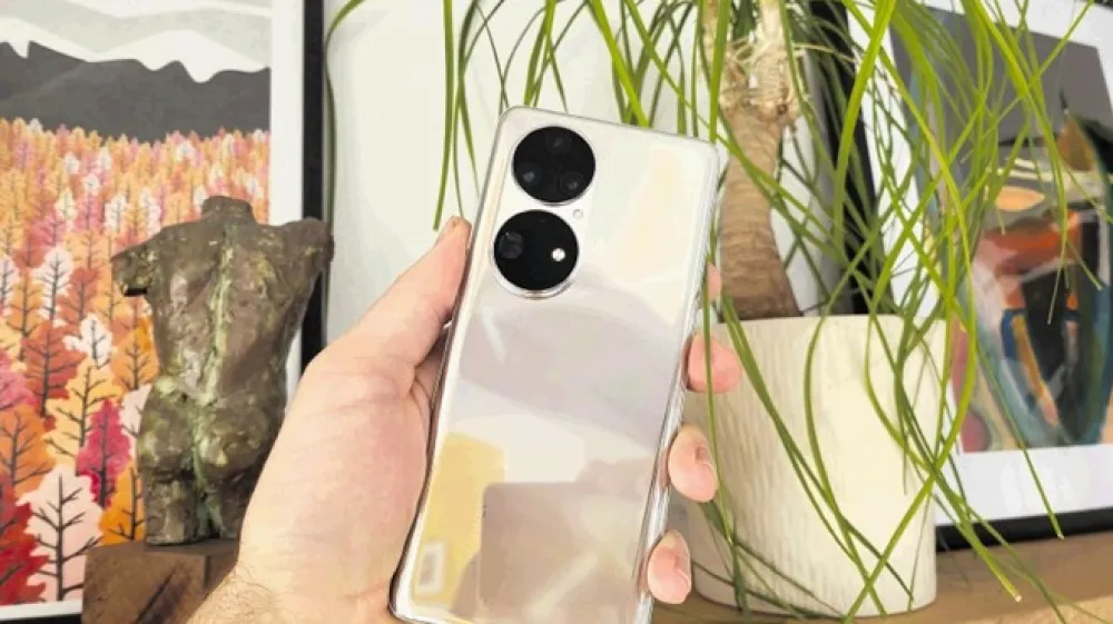 Mobilnik p50 pro ima standardno obliko premijskega androida, izstopa pa po zaslugi posrečene oblike hrbtne kamere.