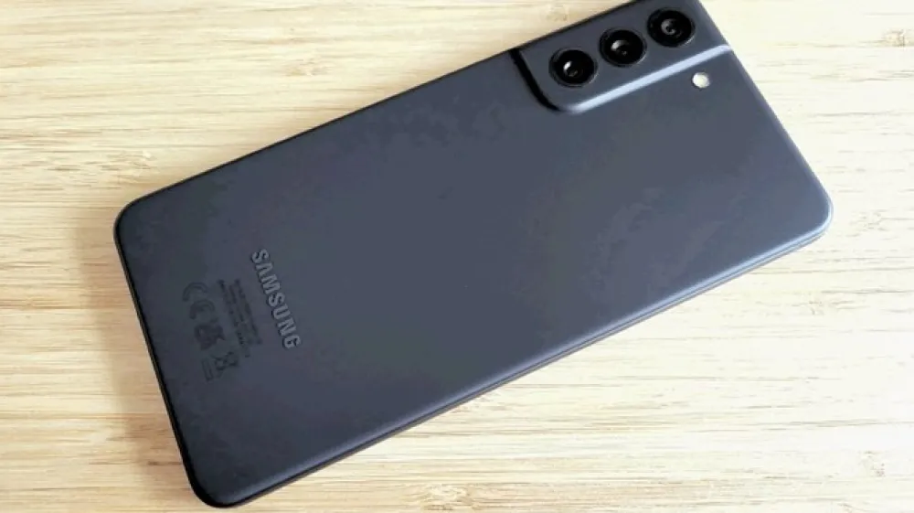 Plastično hrbti&scaron;če mobilnika deluje kot kombinacija stilov premijske serije galaxy s21 in srednjerazredne serije galaxy a5.