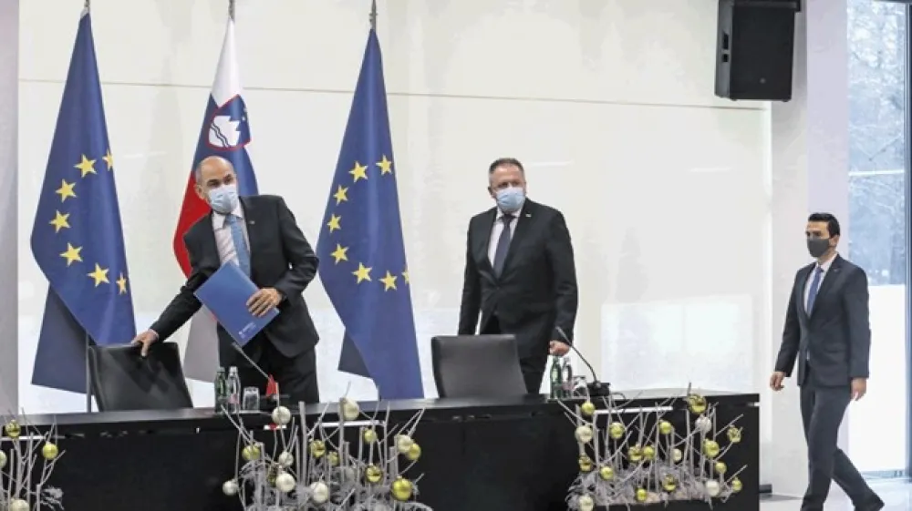 Razloge za rahel premik ocen v korist vlade bi lahko iskali tudi v izjemno agresivni politiki deljenja predvolilnih dodatkov v obliki energetskih in digitalnih bonov. Na fotografiji predsednik vlade Janez Jan&scaron;a, gospodarski minister Zdravko Počival&scaron;ek  in obrambni minister Matej Tonin.