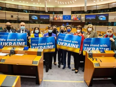 Poslanci evropskega parlamenta so imeli na delu tudi transparente v podporo Ukrajini.
