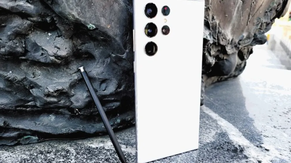 Samsung je z mobilnikom galaxy s22 ultra ljubiteljem serije note vrnil velik mobilnik z vgrajenim pisalom.