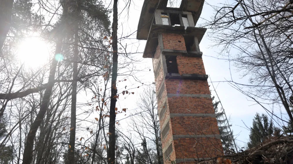stolp nekdanje skakalnice na &Scaron;i&scaron;enskem hribu