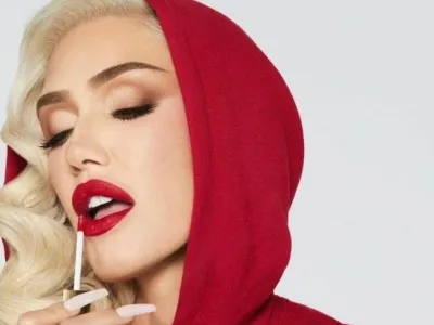 Ko se je zvezdnica Kim Kardashian, ki je nedavno tudi uradno opustila priimek biv&scaron;ega soproga, pojavila na pari&scaron;kem tednu mode, je zaradi svoje kričeče oprave zbudila veliko pozornosti. Ta je bila namreč v celoti sestavljena iz rumenega opozorilnega traku, ki se običajno uporablja za označevanje nevarnosti. A bolj kot njena kreacija je modno &raquo;patruljo&laquo; presenetila njena nenavadna hoja, ki je bila posledica oprijetih oblačil.