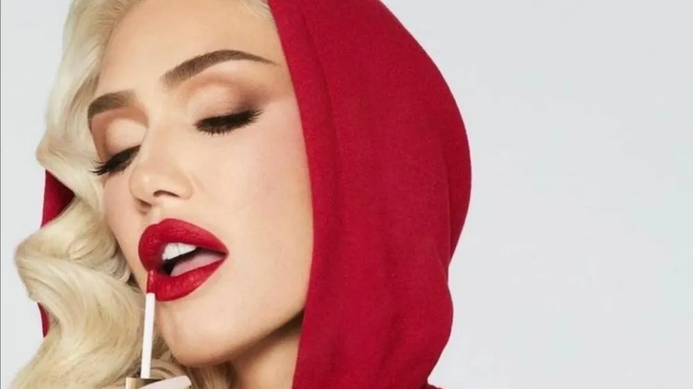 Ko se je zvezdnica Kim Kardashian, ki je nedavno tudi uradno opustila priimek biv&scaron;ega soproga, pojavila na pari&scaron;kem tednu mode, je zaradi svoje kričeče oprave zbudila veliko pozornosti. Ta je bila namreč v celoti sestavljena iz rumenega opozorilnega traku, ki se običajno uporablja za označevanje nevarnosti. A bolj kot njena kreacija je modno &raquo;patruljo&laquo; presenetila njena nenavadna hoja, ki je bila posledica oprijetih oblačil.