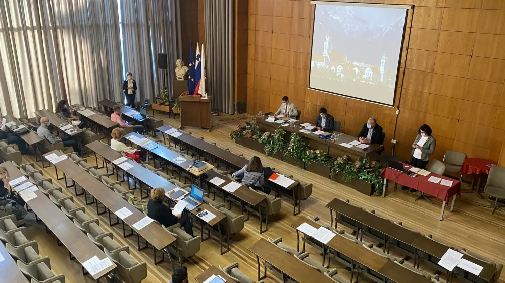 Kranjski mestni svetniki bodo o bolj dodelanih predlogih za spremembe &scaron;olske zakonodaje za otroke iz tujine odločali na eni od naslednjih sej. Foto: Petra Mlakar