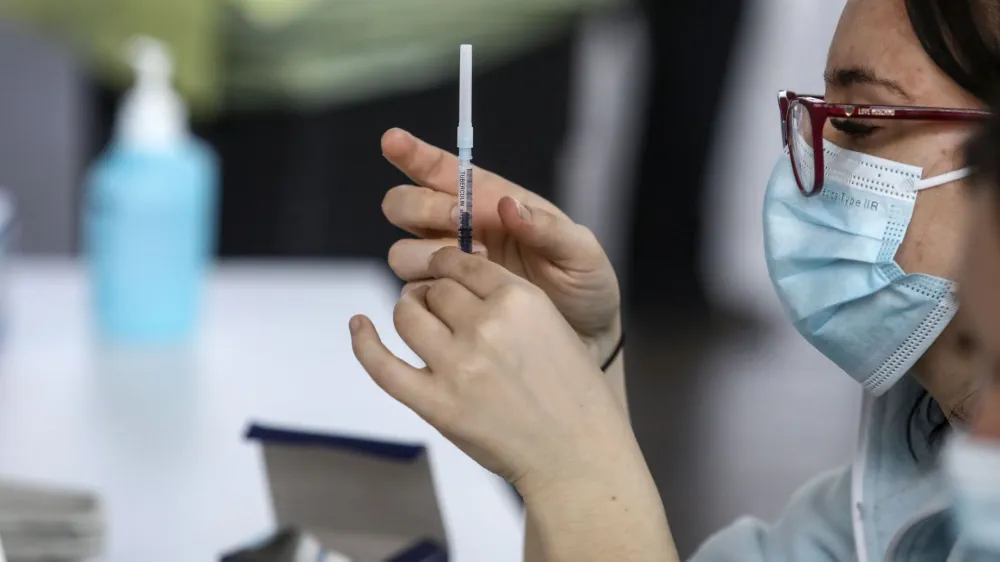 - 10.03.2021 Epidemija koronavirus COVID-19 v Sloveniji  mnoično cepljenje starostnikov proti bolezni covid-19 na Gospodarskem razstaviču v Ljubljani .//FOTO: Luka CjuhaOPOMBA: REPORTAA ZA OBJEKTIV 2021