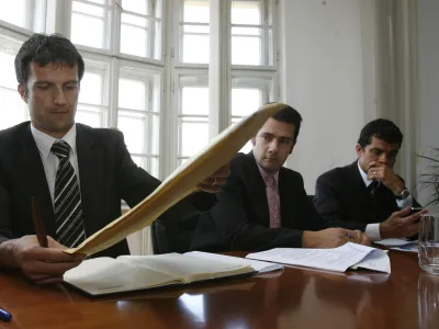 - odpiranje ponudb - na razpis ministrstva za finance za cenitev vrednosti Intereurope, Luke Koper in Slovenskih eleznic ter za izdelavo analize vpliva povezave drub s stratekim partnerjem na njihovo vrednost sta prispeli dve ponudbi., - oddali sta jih podjetji KPMG Poslovno svetovanje iz Ljubljane in Kapital Bank Grawe Group iz Avstrije. - cenovno bolj ugodna je ponudba Avstrijcev.//FOTO: Bojan Velikonja  OPOMBA: ZA OBJAVO V ČASOPISU DNEVNIK