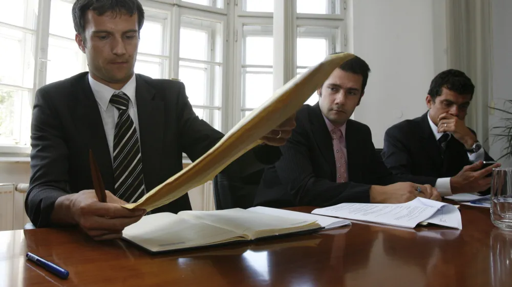 - odpiranje ponudb - na razpis ministrstva za finance za cenitev vrednosti Intereurope, Luke Koper in Slovenskih eleznic ter za izdelavo analize vpliva povezave drub s stratekim partnerjem na njihovo vrednost sta prispeli dve ponudbi., - oddali sta jih podjetji KPMG Poslovno svetovanje iz Ljubljane in Kapital Bank Grawe Group iz Avstrije. - cenovno bolj ugodna je ponudba Avstrijcev.//FOTO: Bojan Velikonja  OPOMBA: ZA OBJAVO V ČASOPISU DNEVNIK