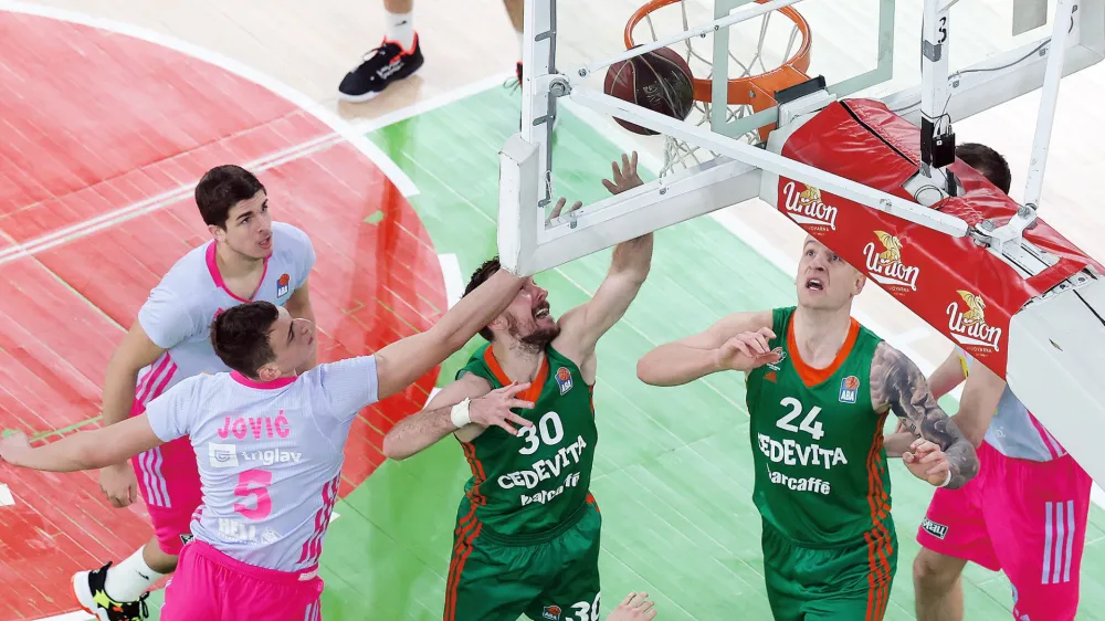 Cedevita Olimpija (v zelenem levo Zoran Dragić, desno Alen Omić) je v zadnjem obdobju ujela odlično formo.