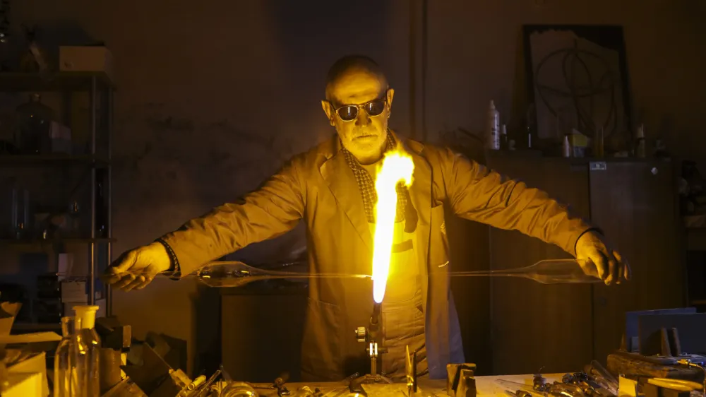 Zvonko Drobnič, steklopihač pri odprtem plamenu &ndash; strokovnjak oblikovanja stekla - 01.04.2022 - Steklopiha&scaron;tvo, steklarstvo in stekleni izdelki, Ulica Milana Majcna 37 v Ljubljani &ndash; steklarska delavnica /FOTO: Jaka Gasar