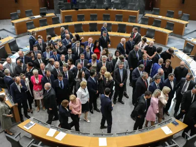 - simbolična fotografija - poslanci<br><br>- 22.06.2018  prvi sklic parlamenta - prva redna seja - parlament, politika<br> <br>//FOTO: Jaka Gasar