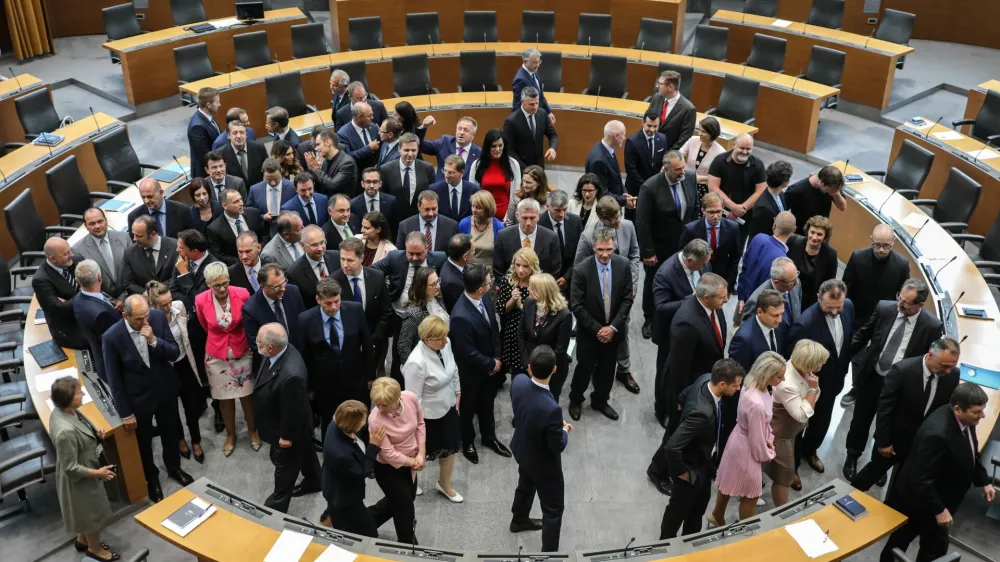 - simbolična fotografija - poslanci<br><br>- 22.06.2018  prvi sklic parlamenta - prva redna seja - parlament, politika<br> <br>//FOTO: Jaka Gasar