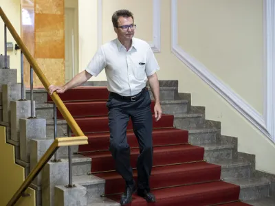 Minister brez listnice Zvonko Černač naj bi najprej zahteval, da zaposleni zbirajo podpise proti predsednici Bo&scaron;nja&scaron;ke kulturne zveze Slovenije, nazadnje pa ji je izrekel opozorilo pred odpovedjo.&nbsp;