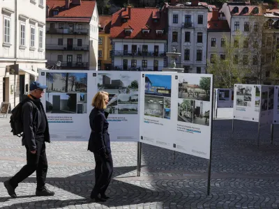 - 12.04.2022 - Novi trg v Ljubljani - razstava zmagovalnih re&scaron;itev na arhitekturnih natečajih Zbornice za arhitekturo in prostor (ZAPS) v letih 2009-2021 //FOTO: Bojan Velikonja