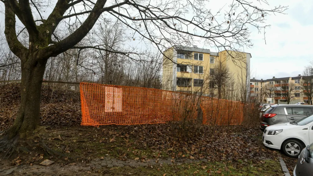 - 05.01.2022  zelenica ob PST nasproti O Valentina Vodnika v Ljubljani ika - zelena povrina med Vodnikovo, Raiko, Celovko in Kavadarsko cesto  morebitna pozidava  območje ienske soseske 6 - načrtovana gradnja tirih vila blokov. <br> <br>//FOTO: Luka Cjuha.