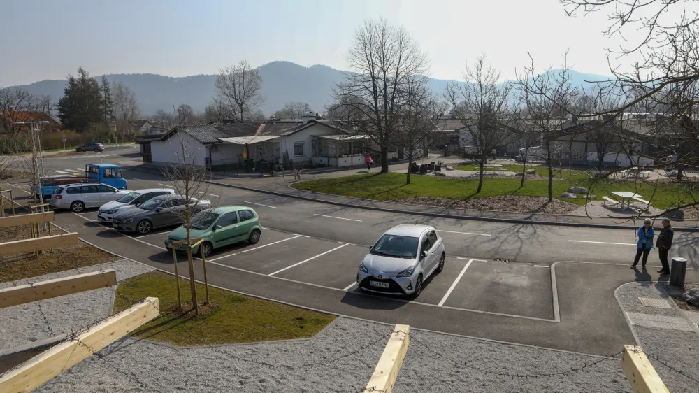 Ob prenovi so notranjost naselja zaprli za promet, ob novi krožni cesti pa so za prebivalce uredili parkiri&scaron;ča.