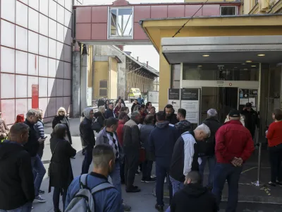 Vrsta čakajočih pred vhodom v ljubljansko upravno enoto.