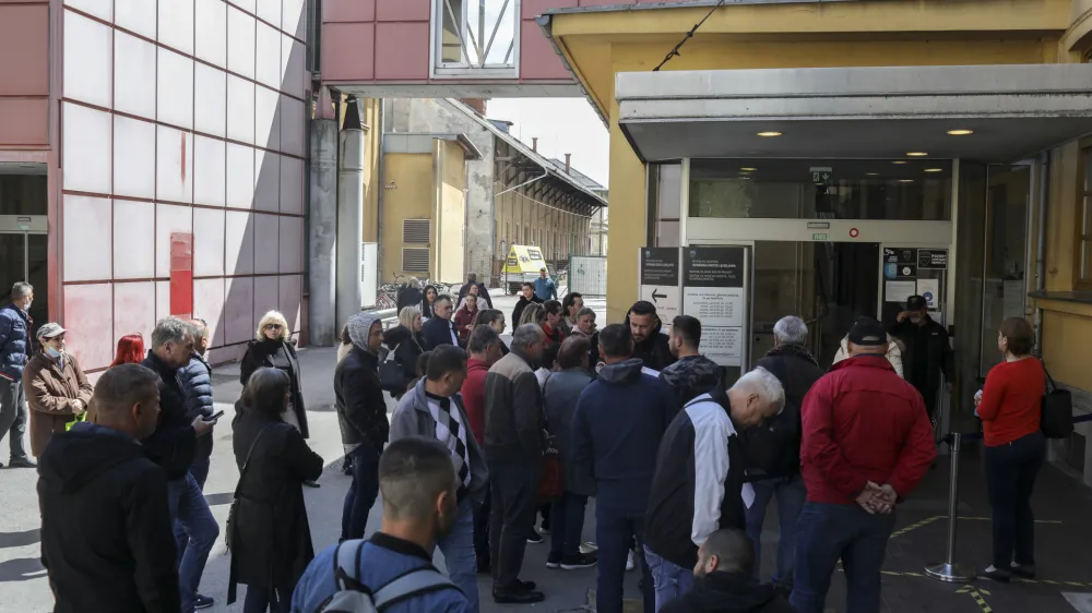 Vrsta čakajočih pred vhodom v ljubljansko upravno enoto.